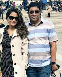 You are currently viewing Hina Khan Father Death – टीवी एक्ट्रेस हिना खान के पिता का निधन