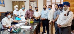 Read more about the article जालंधर फोटोग्राफर क्लब के सदस्यों ने फोटोग्राफी की दुकानों को सोमवार से शुक्रवार तक खोलने का ज्ञापन दिया
