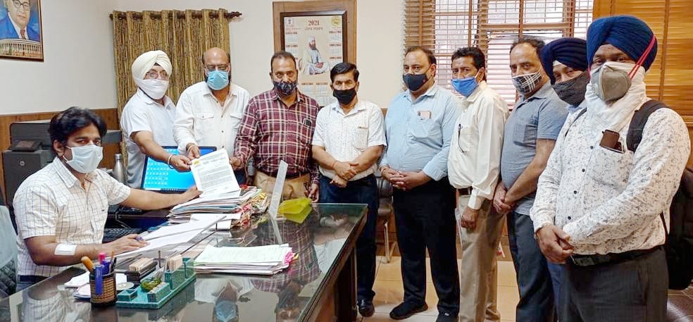 You are currently viewing जालंधर फोटोग्राफर क्लब के सदस्यों ने फोटोग्राफी की दुकानों को सोमवार से शुक्रवार तक खोलने का ज्ञापन दिया
