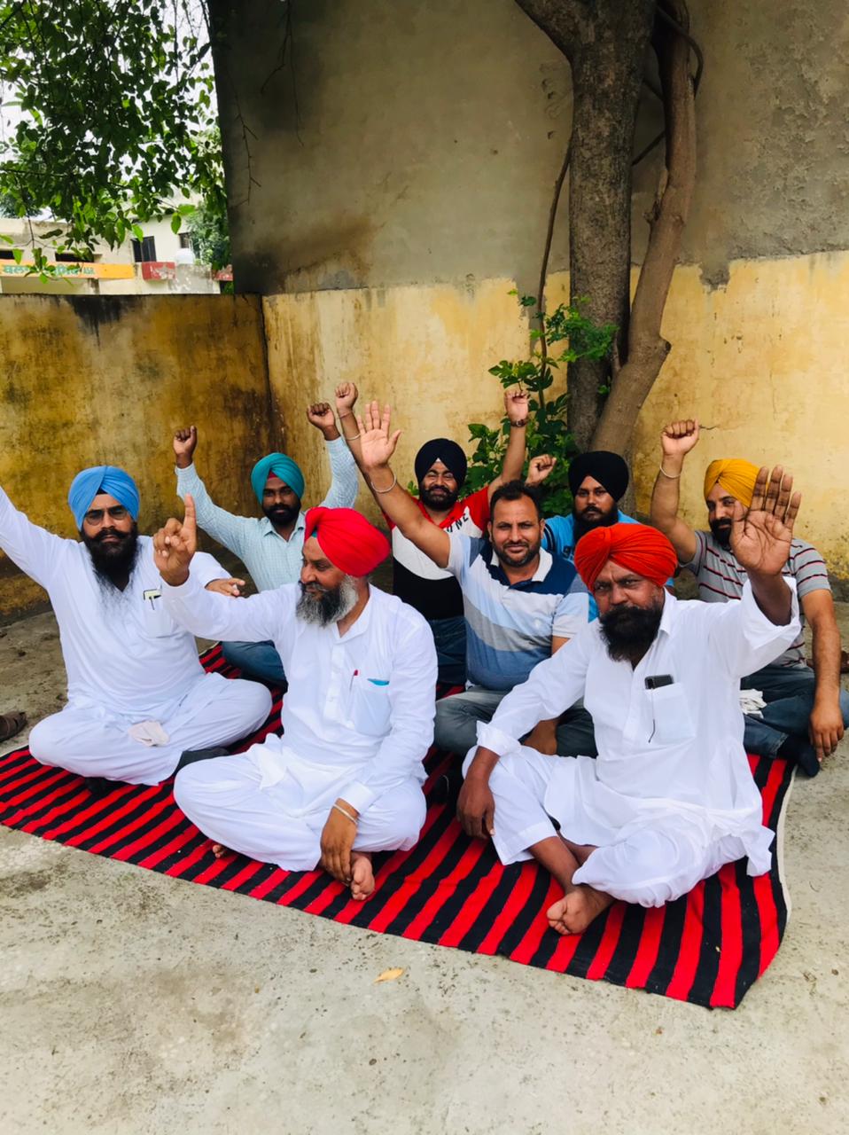 You are currently viewing सरपंच गुरचरण सिंह राणा ने मनरेगा कर्मचारियों की हड़ताल का समर्थन किया, पंजाब सरकार से मांगों का पालन करने का आग्रह किया