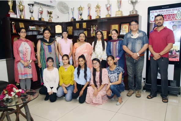 You are currently viewing एचएमवी कॉलेज के बी.वोक (ई-कॉमर्स और डिजिटल मार्केटिंग) सेम III के छात्रों ने विश्वविद्यालय की परीक्षा में किया उत्कृष्ट प्रदर्शन