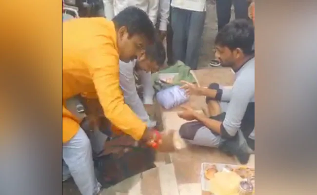 You are currently viewing मध्यप्रदेश के इंदौर शहर में चूड़ी बेचने वाले को पीटने के मामले में चार लोग गिरफ्तार