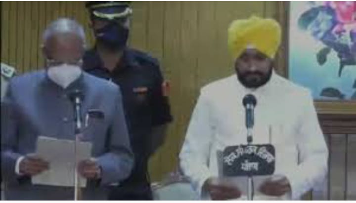 You are currently viewing नवनियुक्त मुख्यमंत्री चरणजीत सिंह चन्नी तथा दो उप मुख्यमंत्रियों ने ली शपथ