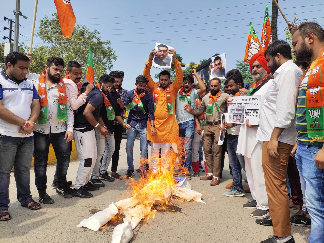 You are currently viewing भाजयुमो ने शहर में चार जगह कैप्टन सरकार के पुतले फूँक किया रोष प्रदर्शन