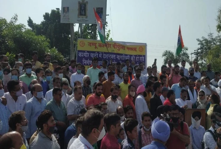 You are currently viewing श्रीनगर में दो शिक्षकों की हत्या के मामले में , जम्मू के विभिन्न संगठनों द्वारा किया गया रोष प्रदर्शन