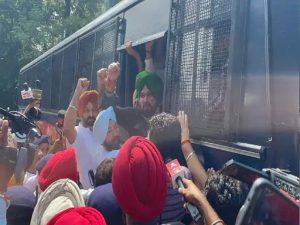 Read more about the article लखीमपुर हिंसा के खिलाफ प्रदर्शन कर रहे “नवजोत सिंह सिद्धू” को पुलिस ने लिया हिरासत में