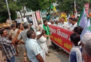 Read more about the article धान की खरीद शुरू न होने से नाराज , किसानों ने सांसदों के घरों के बाहर लगाया धरना