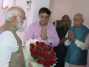 Read more about the article नेता लाल कृष्ण आडवाणी आज 94वां जन्मदिन मना रहे हैं। इस मौके पर PM मोदी शुभकामनाएं देने पहुंचे, उनके ही घर