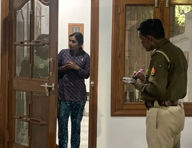 You are currently viewing पॉश स्वर्ण जयंती नगर कॉलोनी में ,नगर स्वास्थ्य अधिकारी के मकान में लगी ; आग की लपटों में घिरी महिला ने लगाया जलाने का आरोप