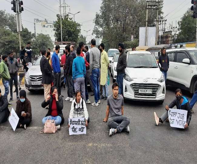 You are currently viewing पुलिस में कांस्टेबल के लिए निकली भर्ती के लिए , आए सैकड़ों युवकों ने बीएसएफ चौक के पास किया धरना प्रदर्शन