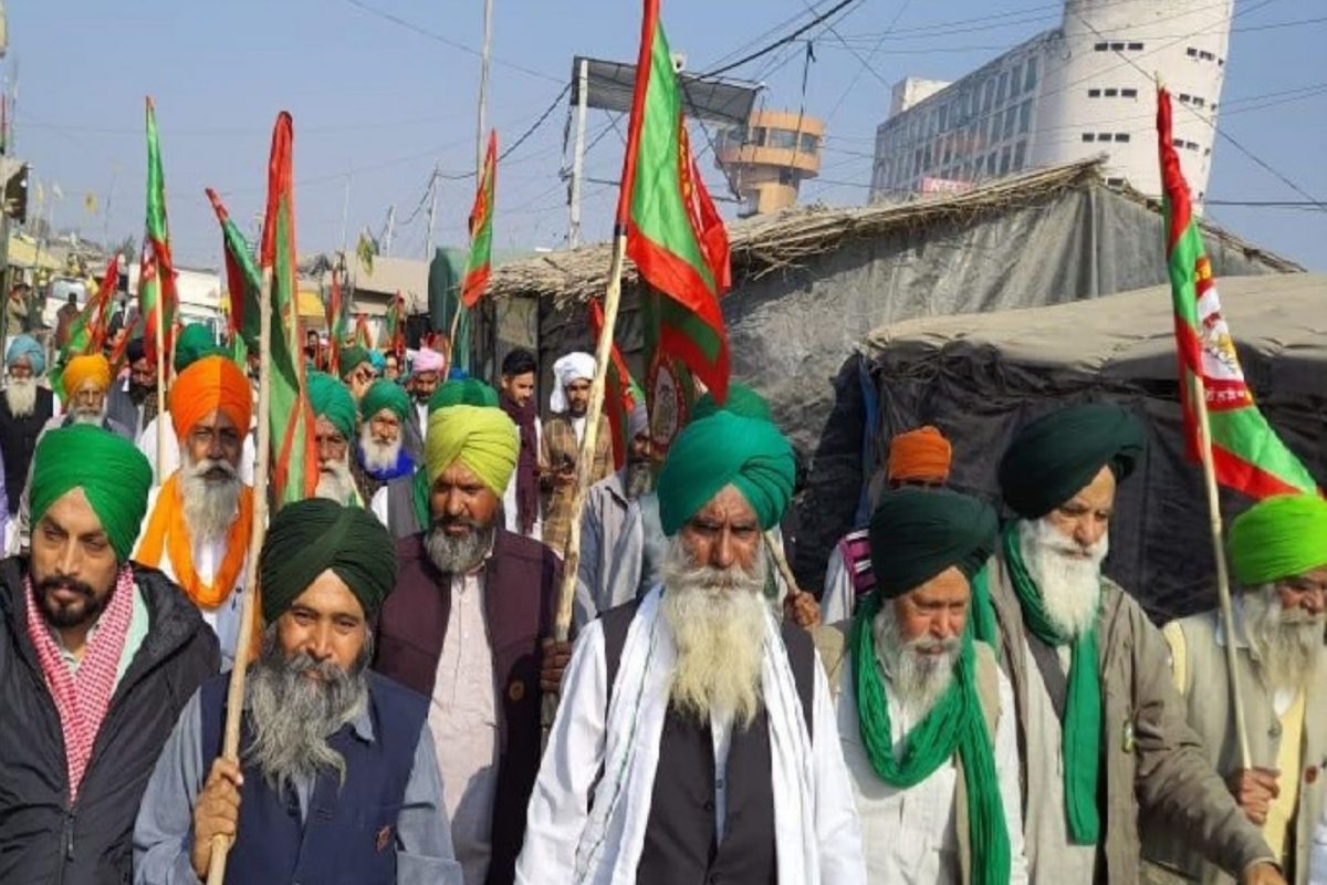 You are currently viewing चुनाव लड़ने को लेकर आज किसान संगठन कर सकते हैं बड़े ऐलान, AAP से गठबंधन की बातचीत