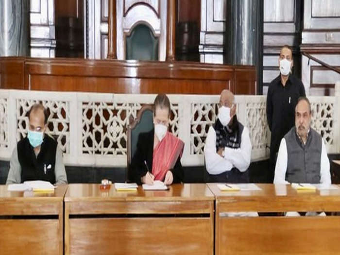 You are currently viewing सोनिया गांधी ने कांग्रेस सांसद में कहा ,केंद्र किसानों और आम लोगों के प्रति असंवेदनशील