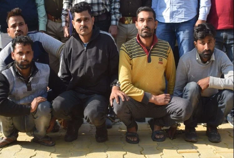Read more about the article मैनपुरी पुलिस ने फर्जी सोग टीम से की मुठभेड़ ; पांच गिरफ्तार
