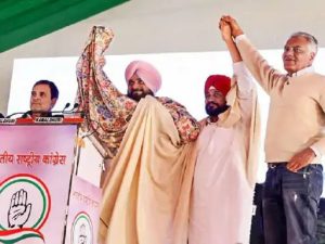 Read more about the article पंजाब की राजनीति का केंद्र बने चन्नी, स्टेज पर भंगड़े से चौंकाया, CM की ‘महाराजा’ छवि तोड़ी; चुनाव में चेहरा बने तो सिद्धू के पैर छूकर सियासी आशीर्वाद लिया