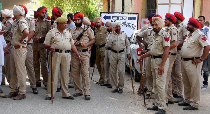 You are currently viewing AAP ने पंजाब के पूर्व मंत्रियों और विधायको की छीनी security , DGP ने किए आदेश जारी