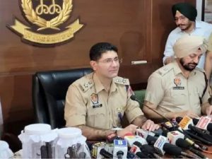 Read more about the article गैंगस्टर जयपाल भुल्लर का राइट हैंड गिरफ्तार मोहाली पुलिस ने खरड़ से पकड़ा; फिरौती की रकम से खन्ना में खरीदी जमीन, लुधियाना ASI हत्याकांड में रहा शामिल