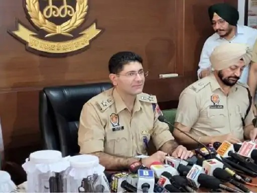 You are currently viewing गैंगस्टर जयपाल भुल्लर का राइट हैंड गिरफ्तार मोहाली पुलिस ने खरड़ से पकड़ा; फिरौती की रकम से खन्ना में खरीदी जमीन, लुधियाना ASI हत्याकांड में रहा शामिल