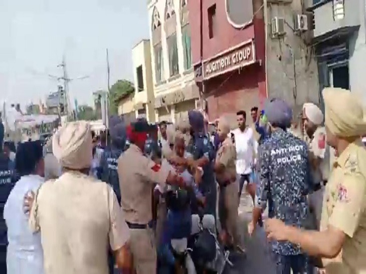 You are currently viewing जालंधर में CM के आने से पहले हंगामा BSP के कार्यकर्ता आपस में भिड़े, एक गुट धरने पर बैठा पुलिस ने हल्का बल प्रयोग कर हटाए
