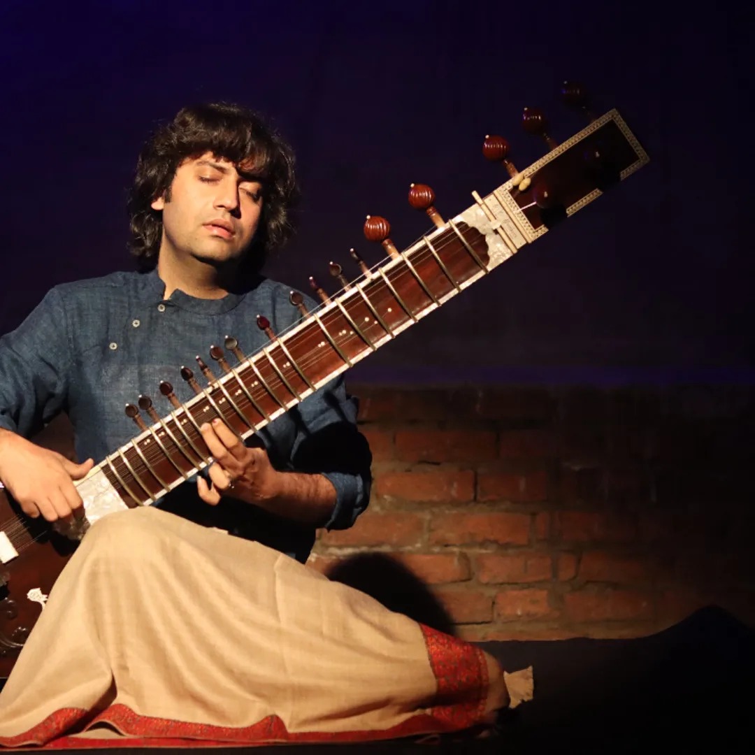You are currently viewing Apeejay College ऑफ फाइन आर्ट्स जालंधर के  प्राध्यापक डॉ सुमित सिंह पदम की पंडित रवि शंकर की 102 जयंती पर शिमला में शानदार सितार वादन की प्रस्तुति