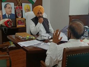 Read more about the article पंजाब में दागी अफसरों पर एक्शन ​​​​​​​रोपड़-मोहाली का माइनिंग अफसर सस्पेंड खनन मंत्री ने कल सील करवाए थे क्रशर