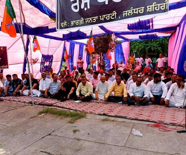 Read more about the article नगर निगम चुनाव से पहले सक्रिय हुई भाजपा मान सरकार के खिलाफ वादा खिलाफी को लेकर खोला मोर्चा दिया धरना