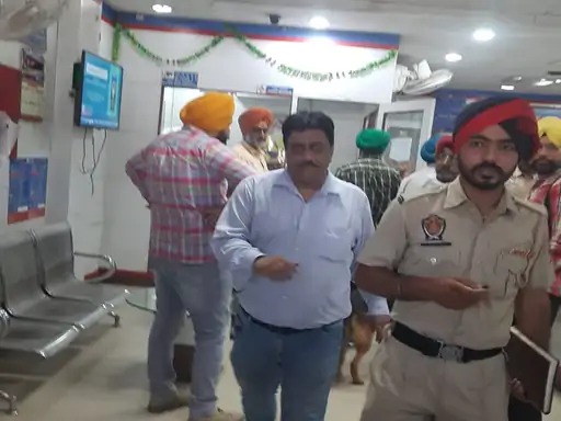 You are currently viewing अमृतसर के बैंक में 6 लाख की लूट चार नकाबपोशों ने अल्फा-1 के सामने कर्मचारियों को बंधक बना की वारदात