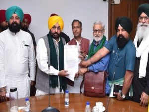 Read more about the article किसानों के प्रदर्शन से घबराई मान सरकार CM हाउस में बातचीत के लिए बुलाया