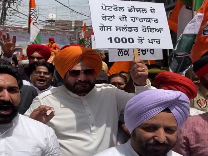 You are currently viewing पंजाब में हाथी पर चढ़े सिद्धू पटियाला में महंगाई के खिलाफ जबरदस्त प्रदर्शन बोले मुर्गी के बराबर हो गई दाल