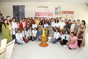 Read more about the article हंस राज महिला महा विद्यालय जालंधर में फाइन आर्ट्स डिपार्टमेंट्स द्वारा Annual Art Exhibition का आयोजन किया