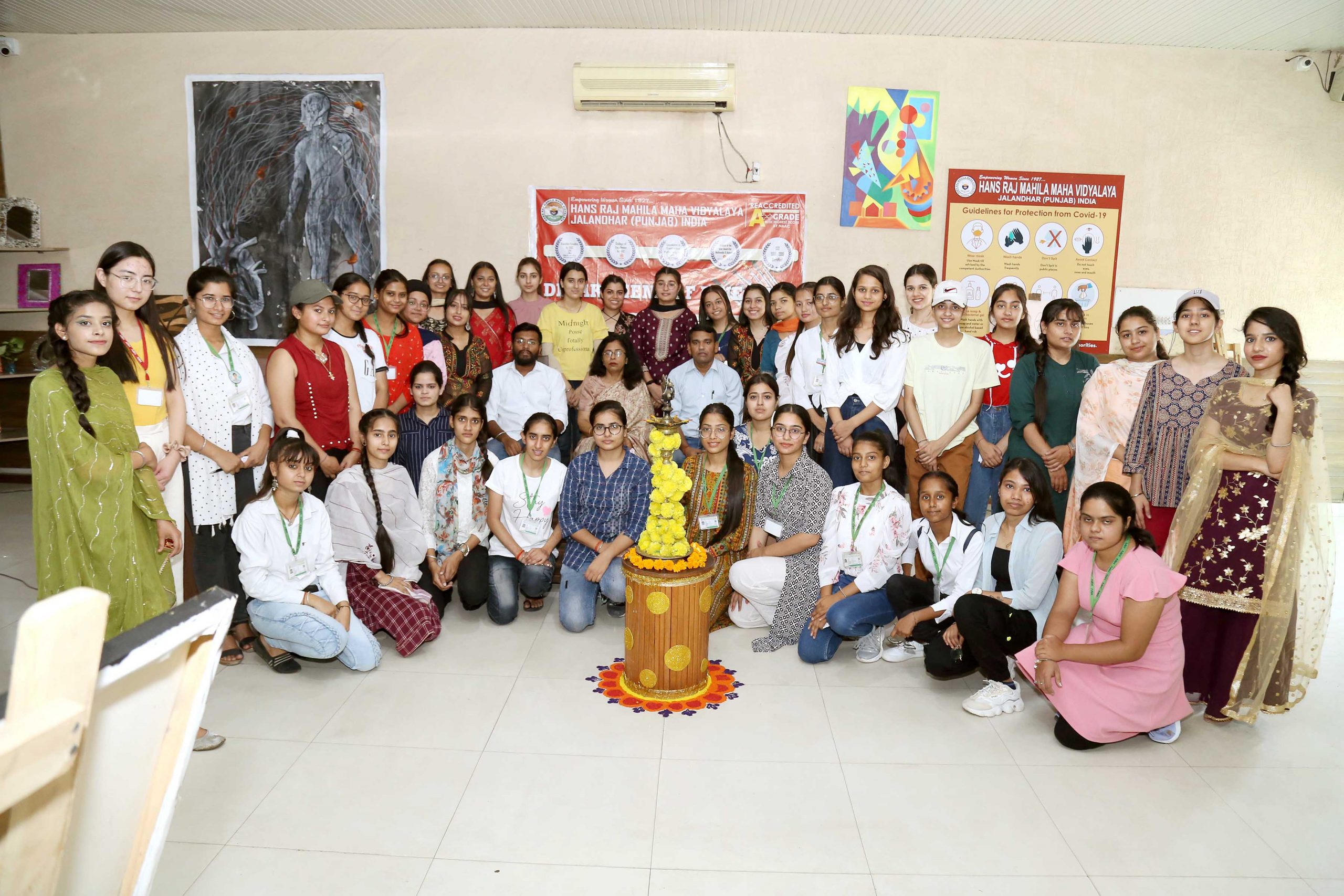 You are currently viewing हंस राज महिला महा विद्यालय जालंधर में फाइन आर्ट्स डिपार्टमेंट्स द्वारा Annual Art Exhibition का आयोजन किया