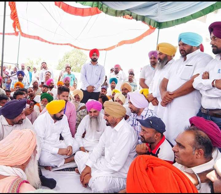 You are currently viewing मूसेवाला के गांव में हंगामा सिंगर के घर सिक्योरिटी से लोग नाराज विरोध के चलते 2 घंटे देरी से पहुंचे CM भगवंत मान