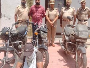 Read more about the article पुलिस ने चोर पकड़ा तीन मोटरसाइकिल बरामद चोरी की बाइक पर जा रहा था नाका देख मुड़ने लगा मोटरसाइकिल हुआ बंद