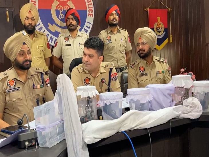 You are currently viewing पिंदा निहालुवाला गैंग के 19 लोग गिरफ्तार लाखों की विदेशी करेंसी के साथ 12 हथियार औऱ एक XUV गाड़ी बरामद