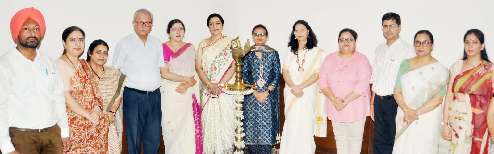 You are currently viewing KMV College ने रोटरी क्लब, जालंधर के सहयोग से नेल्सन मंडेला पर गांधी के प्रभाव पर एक अंतर अनुशासनात्मक संगोष्ठी का आयोजन किया