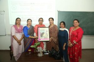 Read more about the article हंस राज महिला महाविद्यालय जालंधर  में सुरिंदर गीत के साथ ru-b-ru का आयोजन किया