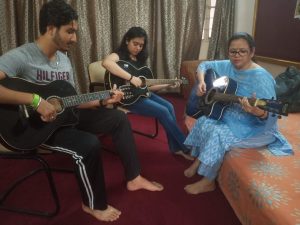 Read more about the article एपीजे कालेज आफ फाइन आर्ट्स जालंधर में +2 के विद्यार्थियों ने जाना कि पाश्चात्य संगीत के नोट्स Cdefgab ही भारतीय संगीत के मूल स्वर सा रे ग म प ध नि
