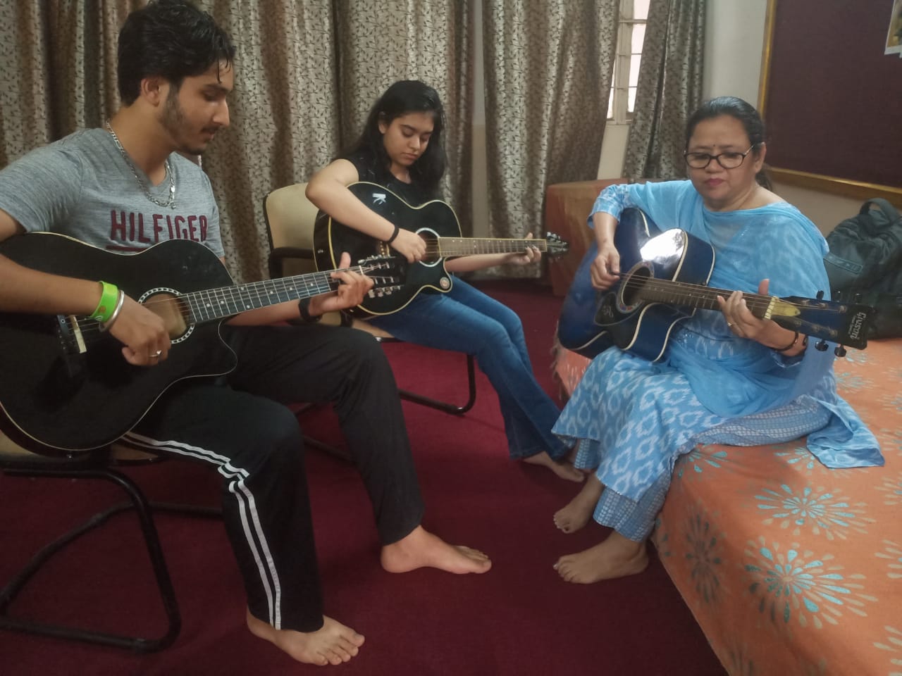 You are currently viewing एपीजे कालेज आफ फाइन आर्ट्स जालंधर में +2 के विद्यार्थियों ने जाना कि पाश्चात्य संगीत के नोट्स Cdefgab ही भारतीय संगीत के मूल स्वर सा रे ग म प ध नि