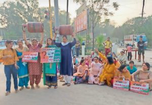 Read more about the article रसोई का budget बिगड़ा 4 माह में Cylinder के दाम 150 रुपए बढ़े, 4 साल में सब्सिडी में 376 रुपए की कटौती; अब खाते में आ रहे 24.77 रुपए