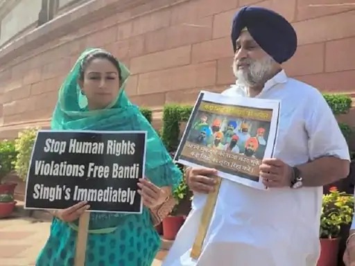 You are currently viewing बंदी सिखों की रिहाई के लिए प्रदर्शन अकाली प्रधान सुखबीर बादल और हरसिमरत ने गृह मंत्री के आगे उठाया मुद्दा; जंतर-मंतर में मार्च