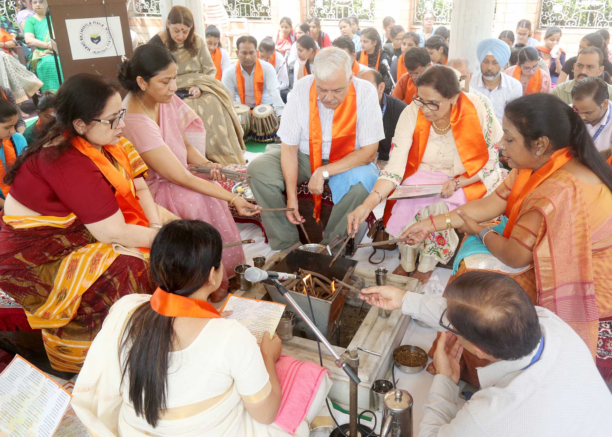 Read more about the article एचएमवी में हवन के साथ नया शैक्षणिक सत्र शुरू