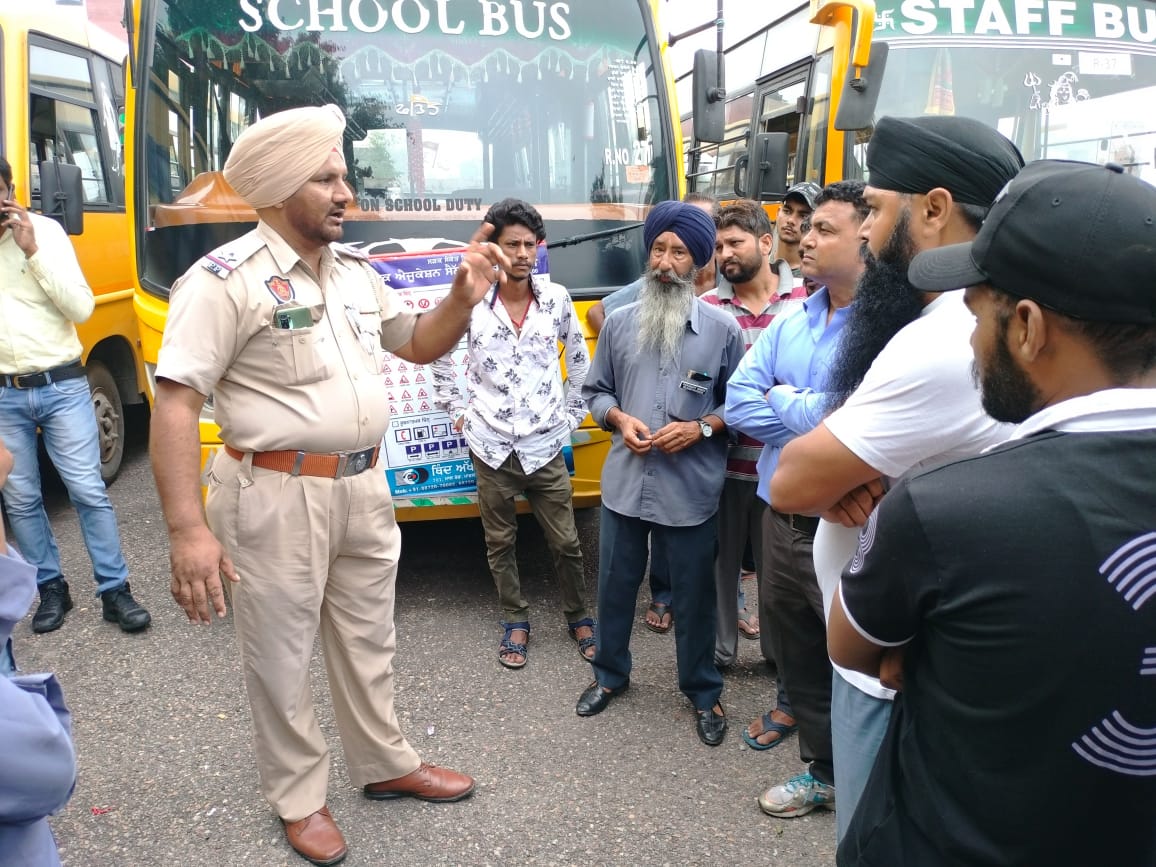 You are currently viewing इनोसेंट हार्ट्स, लोहाराण में स्कूल बस चालकों के लिए ‘सुरक्षित स्कूल वाहन योजना’ पर जागरूकता संगोष्ठी