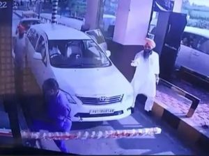 Read more about the article AAP विधायक की दबंगई, VIP लेन नहीं खुली तो टोल प्लाजा का बैरियर तुड़वाया; 1 मिनट इंतजार पर गुस्सा फूटा