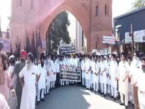 Read more about the article अमृतसर में SGPC ने काली पगड़ियां पहन सरकार के खिलाफ निकाला रोष मार्च, जानें मामला