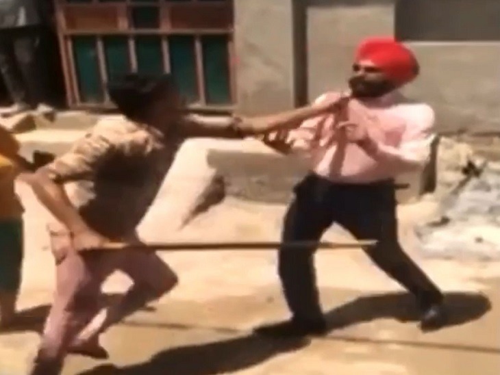 You are currently viewing पंजाब में दंपति की गुंडागर्दी: डेंगू मिलने से सेनेटरी  इंस्पेक्टर ने चलान काटा तो पति-पत्नी ने की डंडे से पिटाई