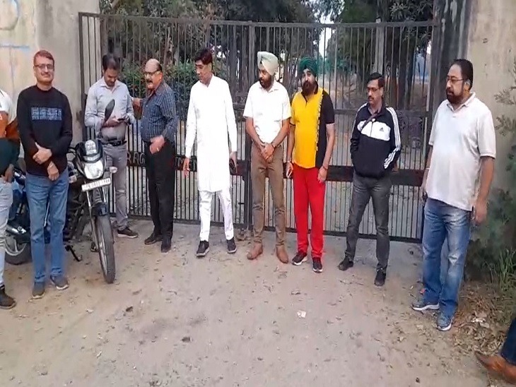 You are currently viewing जालंधर में कूड़ा डंप पर फिर गरमाई राजनीति फोल्हड़ीवाल ट्रीटमेंट प्लांट के बाहर आज लोग देंगे धरना नहीं फेंकने देंगे कचरा
