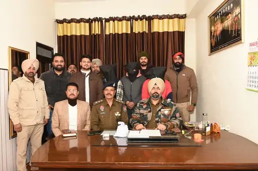 You are currently viewing लुधियाना से लाकर जालंधर में बेचते नशा तीन दोस्तों को हेरोइन के साथ पकड़ा 2 कार में सप्लाई देने जा रहे थे