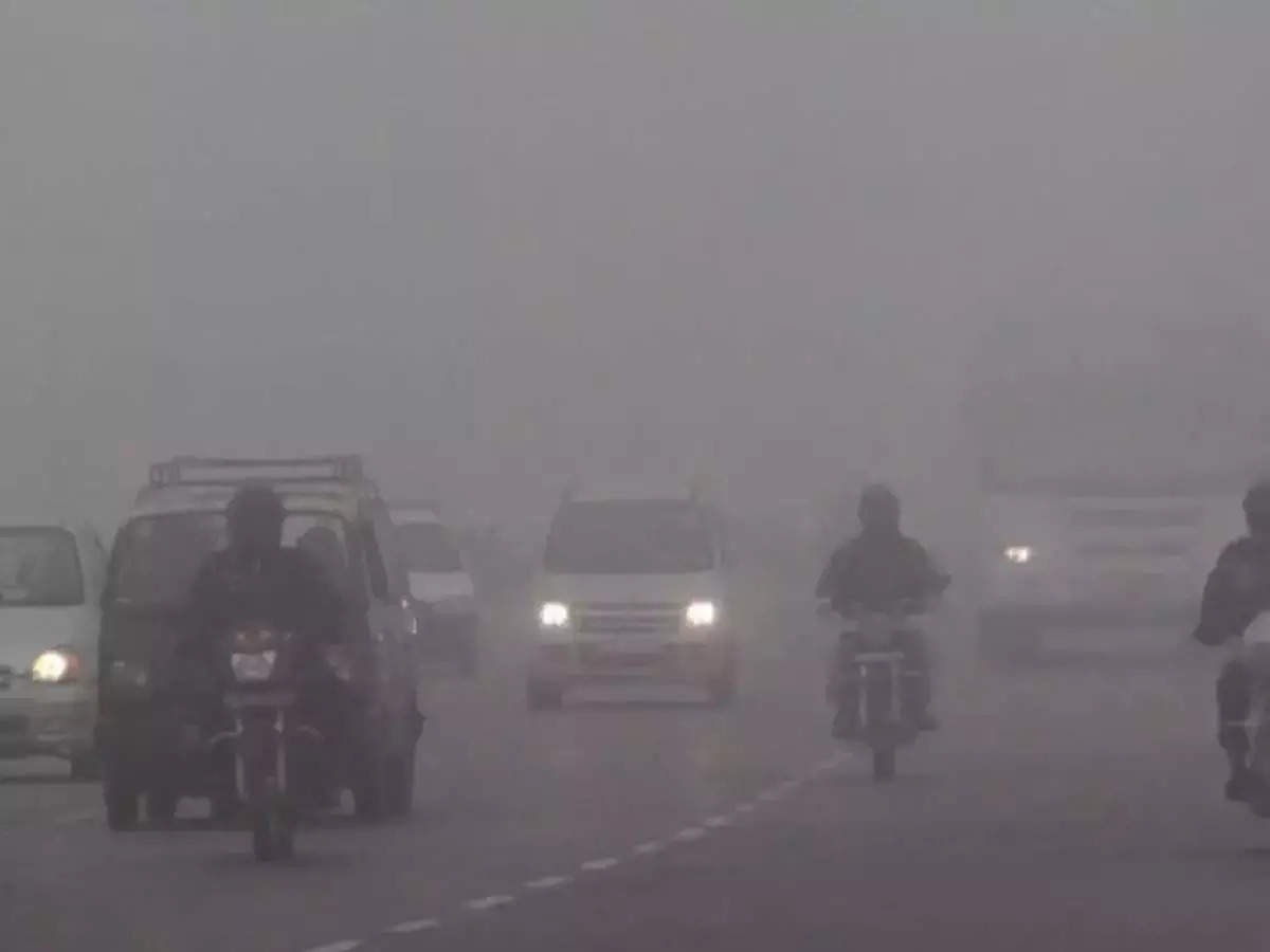 You are currently viewing बारिश ना होने से स्मॉग का रूप लेने लगी फॉग ठंड और कोहरे की वजह से हवा में कम नहीं हो रहा प्रदूषण का स्तर
