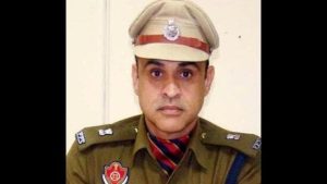 Read more about the article पंजाब गवर्नर से मिली रेप पीड़िता बोली AIG कपूर ने जबरदस्ती संबंध बनाए  प्रेग्नेंट हुई तो अबॉर्शन करवा दिया