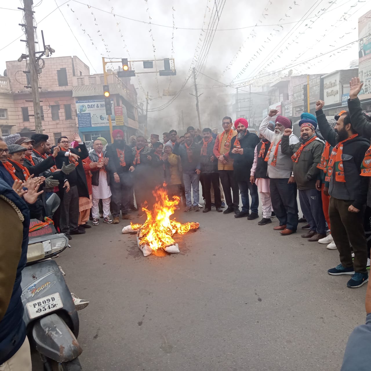 You are currently viewing कपूरथला के चार बत्ती चौक मैं पीसीएस अधिकारियों और भाजपा कार्यकर्ताओं द्वारा पंजाब सरकार का पुतला फूंका
