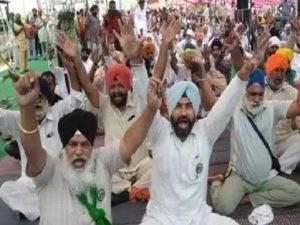 Read more about the article Jalandhar-Ludhiana हाईवे बंद:लतीफपुरा में घर तोड़ने के मामले में धन्नोवाली फाटक पर भी धरने पर बैठे लोग
